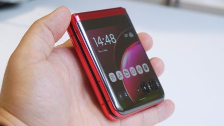 Motorola Razr 40 Ultra review closed handheld angled