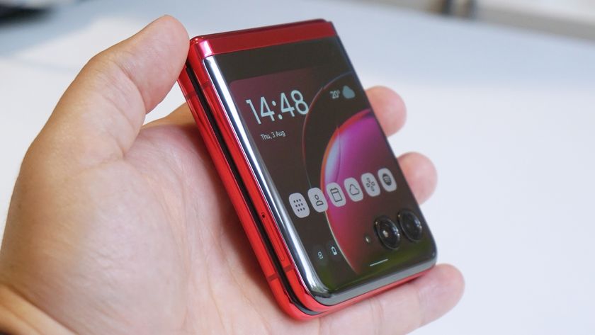 Motorola Razr 40 Ultra review closed handheld angled
