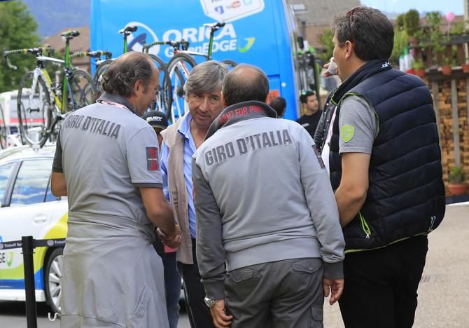 Unzue speaks to the Giro moto refs