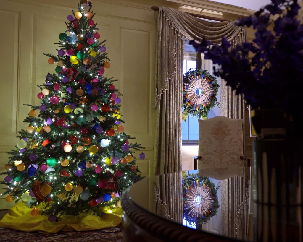 Biden unveils the White House Christmas decorations for 2021 | Homes ...