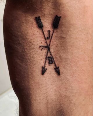 Ben Affleck's commitment tattoo for Jennifer Lopez, which features two crossed arrows with the initials J and B.