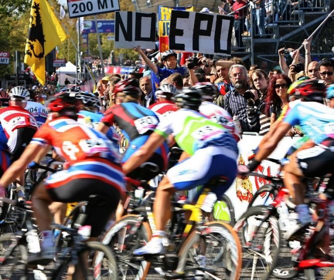 2007 Worlds: Fans express their displeasure with doping while the peloton rolls along in Stuttgart, Germany