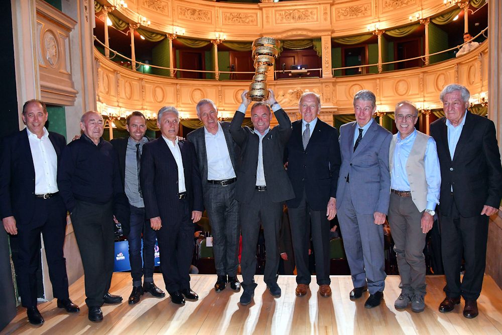 Hinault poses with past champions and Giro D'Italia dignitaries
