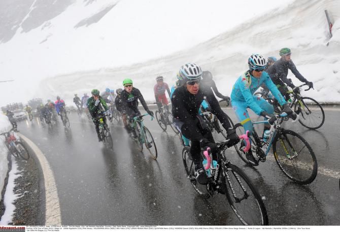 Rigoberto Uran's pink handlebar tape signifies he is the maglia rosa