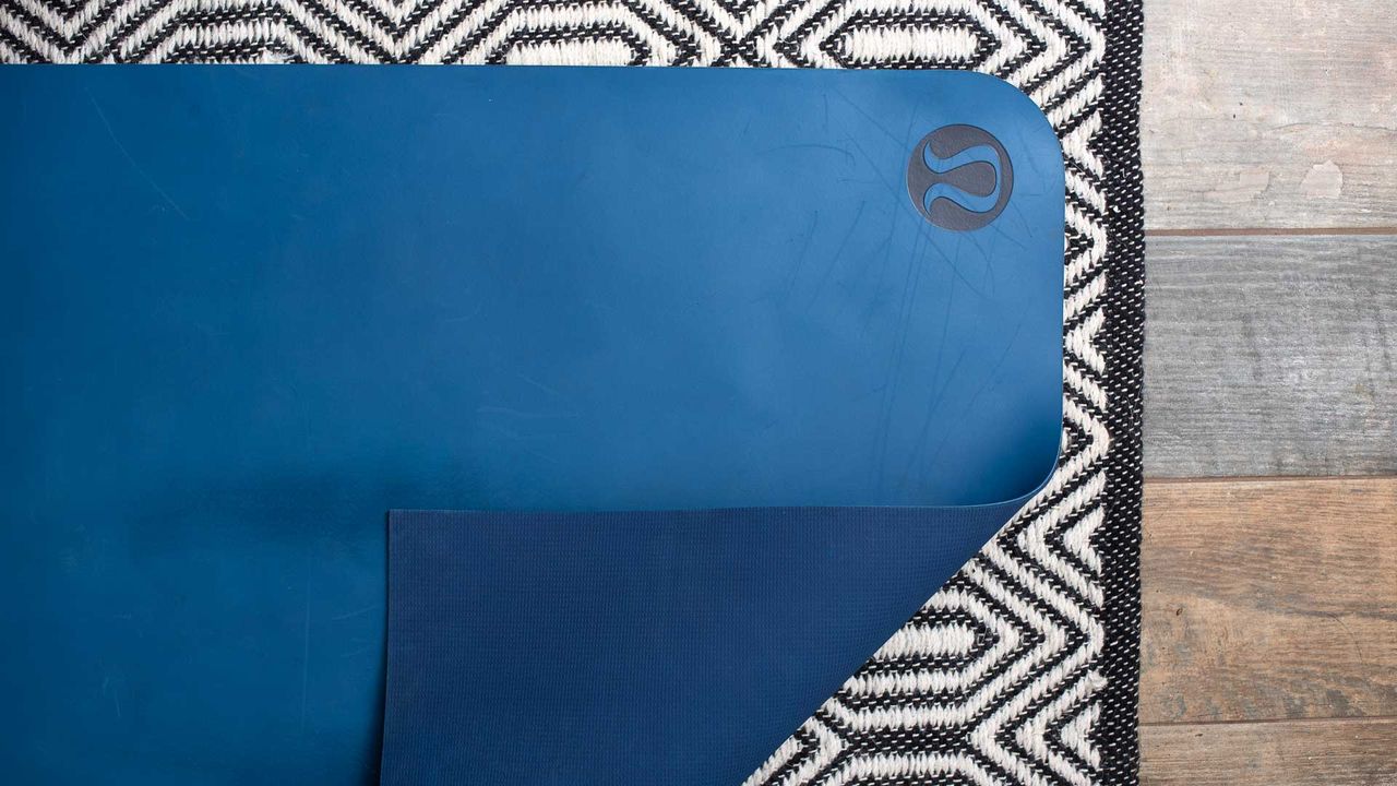 Lululemon The Reversible Mat review two yoga mats in one, for