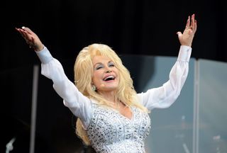 Dolly Parton serenaded a fan who has stage four cancer in a surprising phone call
