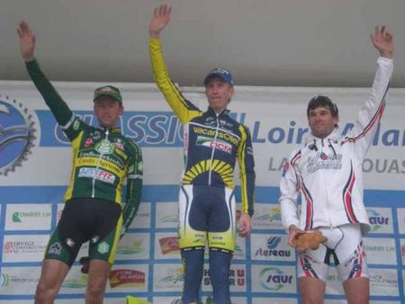 Lieuwe Westra (Vacansoleil-DCM) with Bert Scheirlinckx (Landbouwkrediet) and Yohan Cauquil (La Pomme Marseille).