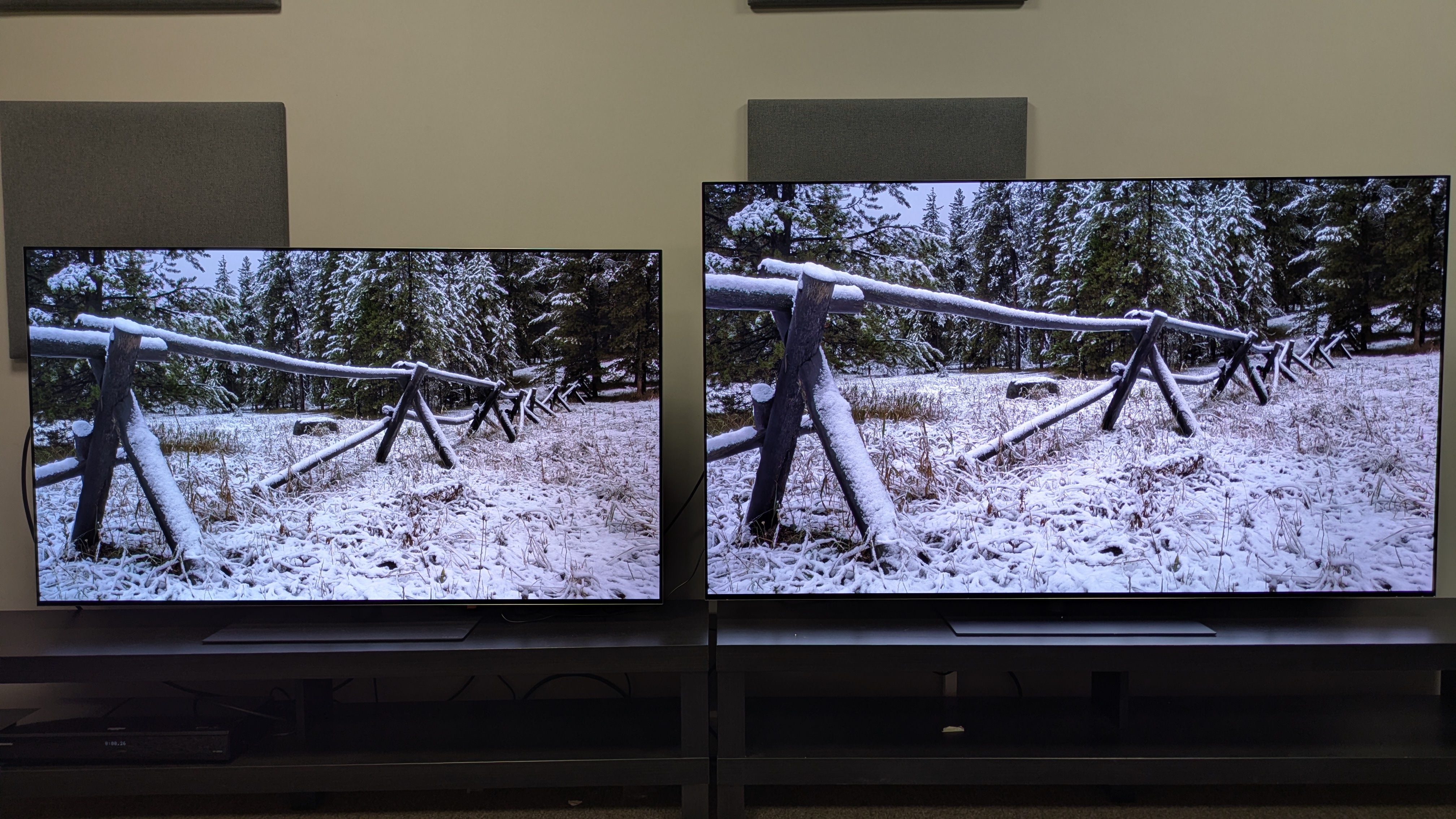 The LG G5 (left) and LG G6 (right) showing a snow covered fence on screen. The G5 has some areas which are brighter, while the G6 has a more accurate, uniform white