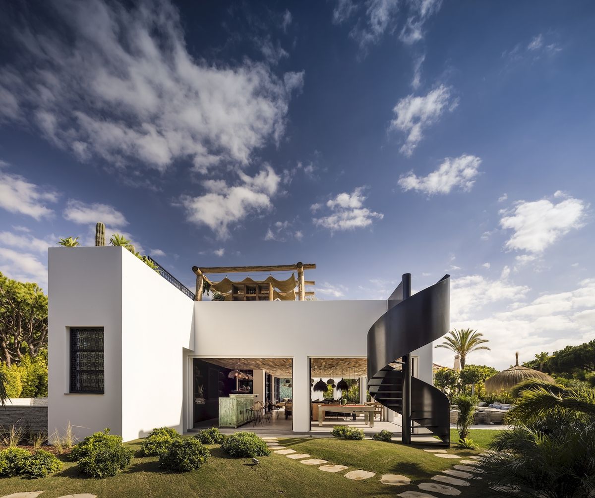 Cette maison de vacances privée à Quinta do Lago allie architecture contemporaine et style rustique.