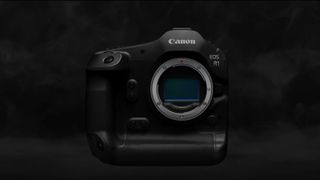 Boîtier d'appareil photo Canon EOS R1 sans objectif monté sur un fond sombre