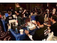 Two Japanese players. One is in charge of hardware operation and the other is adding LN2 for the processor.