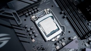 En Intel Core i9-12900K ligger placerad i ett svart moderkort.