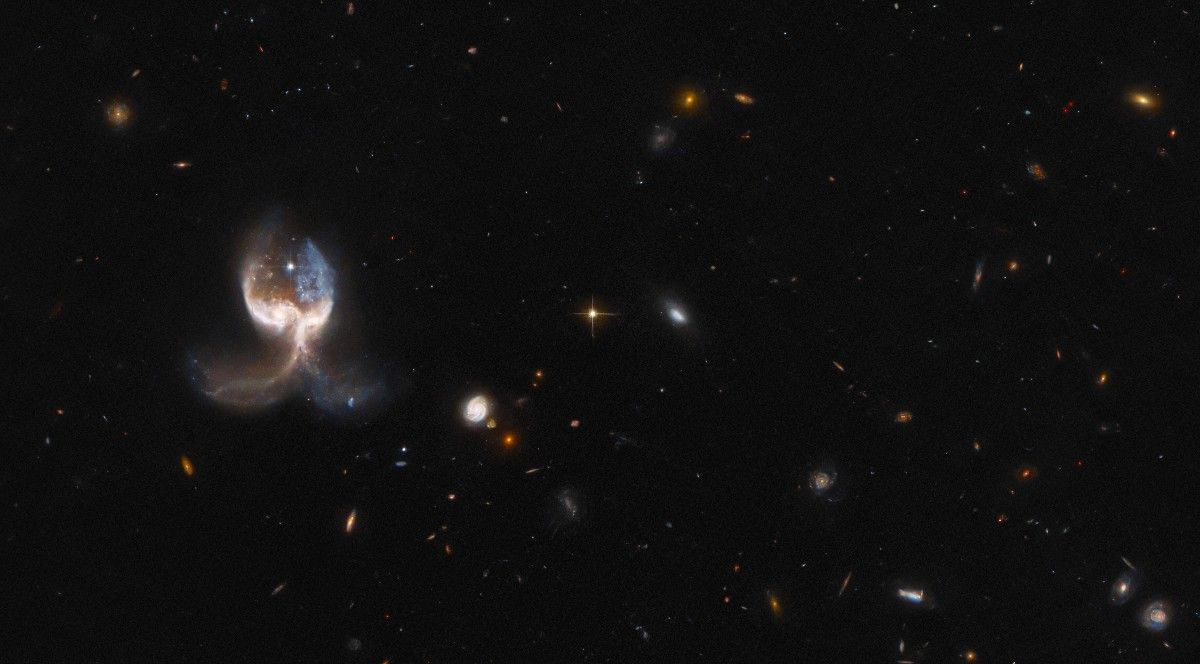 Galaktyczna kolizja wytwarza „anielskie skrzydła” na ogromnym obrazie Teleskopu Hubble’a