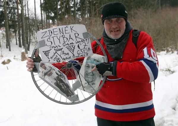 A fan with Stybar totem.