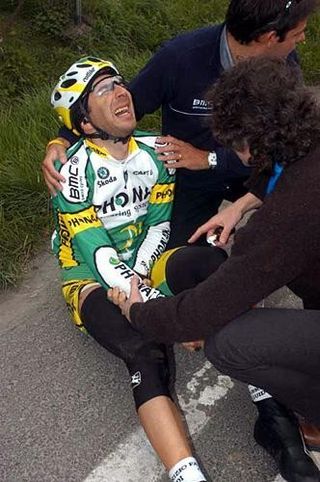 Fabrizio Guidi (Phonak) in pain after breaking his right wrist