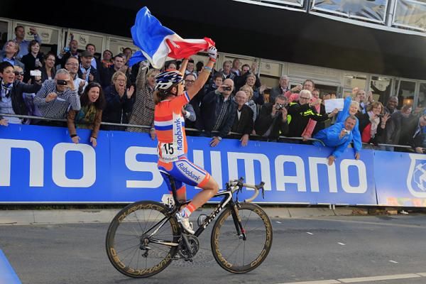 Marianne Vos proudly flies the Dutch flag across the finish line as she claims the second road world championship of her career.