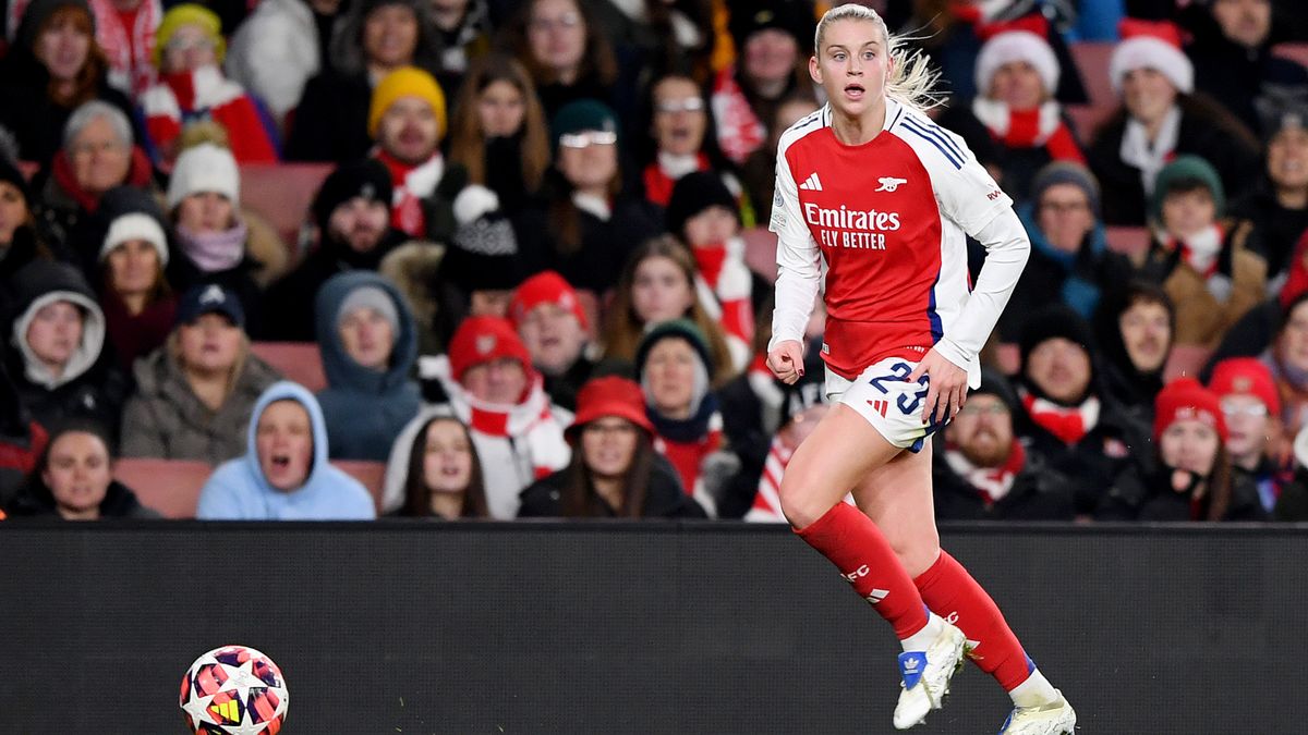 Alessia Russo of Arsenal runs with the ball during the UEFA Women&#039;s Champions League match between Arsenal FC and Juventus FC at the Arsenal Stadium on November 21, 2024 in London, England.