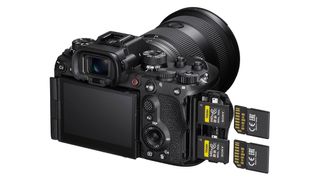 Sony A1 II vs Canon EOS R5 Mark II: Sony A1 II storage