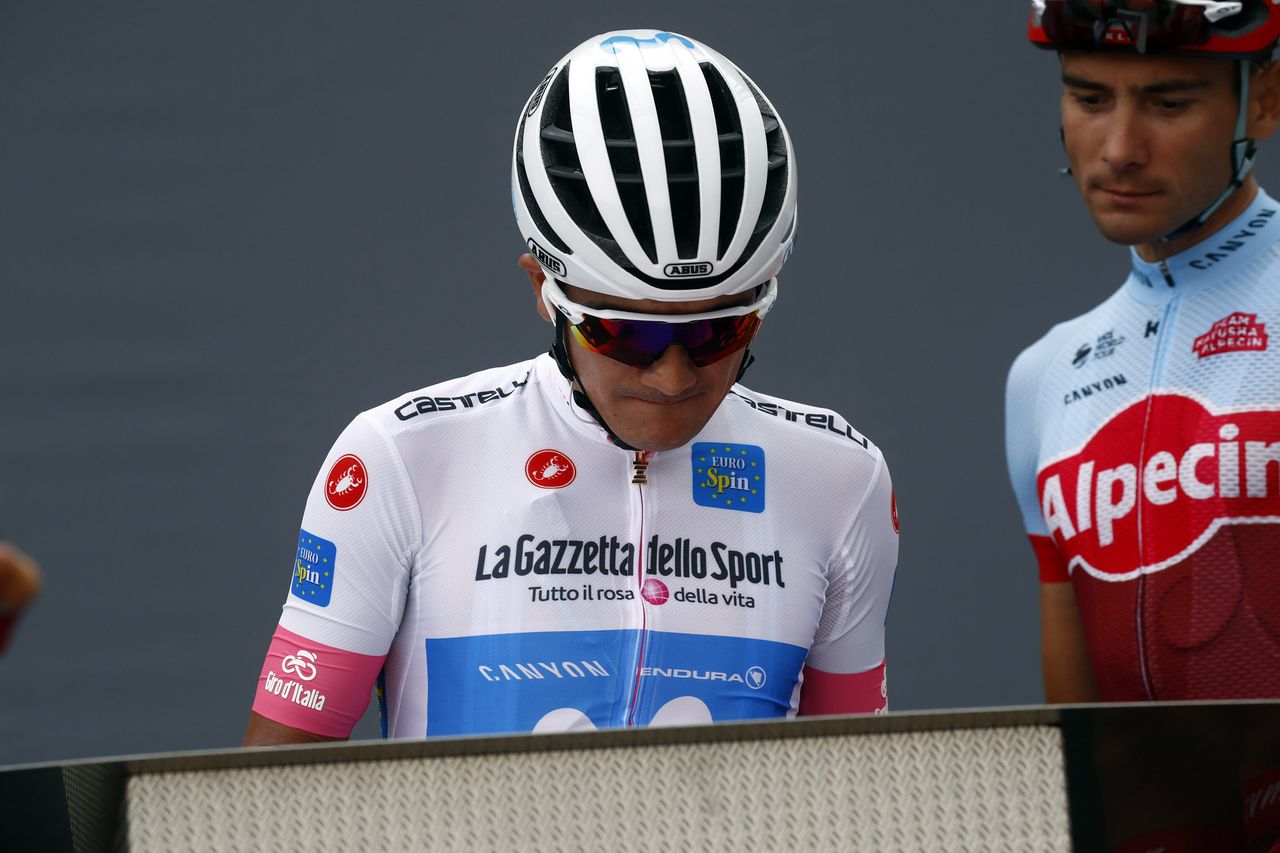 Richard Carapaz (Movistar) signs on