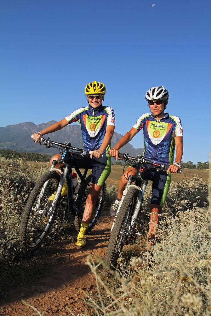 Hanlie Booyens alongside Mariske Strauss