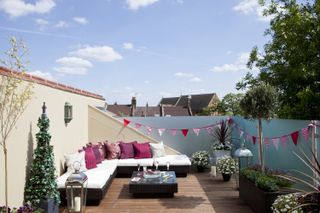 garden privacy ideas: roof terrace with seating and glass fencing