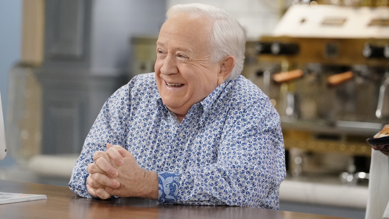 Call Me Kat Said A Touching Goodbye To Leslie Jordan And Phil And I M Emotional Cinemablend