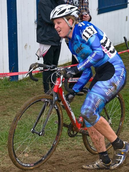 After a crash bent her lever, and with no spare bike available, Jennifer Maxwell (ATAC Sportswear) was forced to soldier on at a disadvantage.