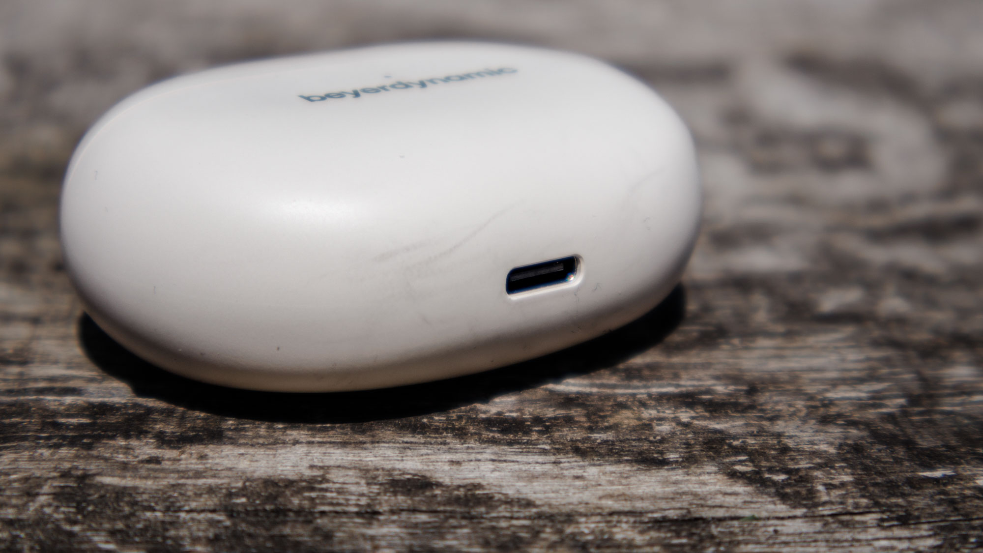 Beyerdynamic Amiron 100 closeup of the charging port