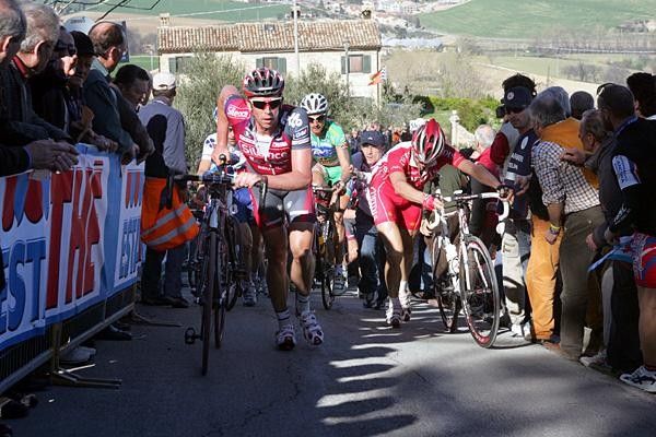Leif Hoste (Silence-Lotto) climbs.