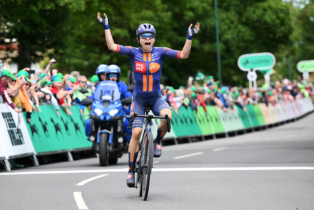 Tour of Britain stage winner Mara Roldan fractures femur in crash on stage 3