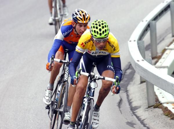 Mauricio Soler (Movistar) fights to remain in yellow on the descent but would lose his leader's jersey to Cunego.