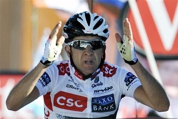 Carlos Sastre (Team CSC - Saxo Bank) wins and takes over the yellow jersey