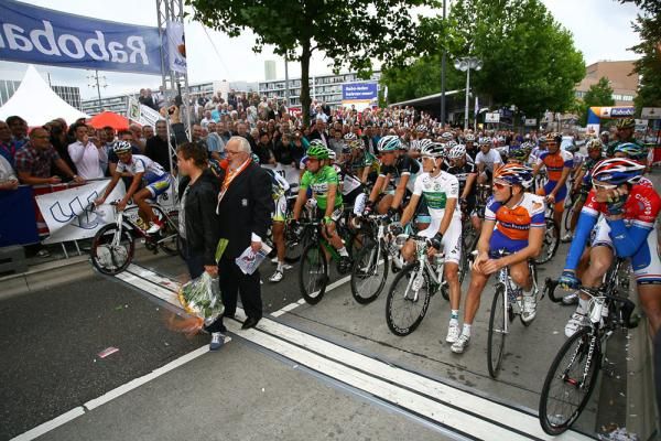 Rob Ruijgh, local hero, starts the race