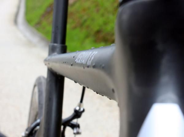 The top tube is dead-straight but slightly sloping.
