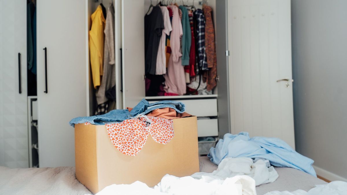 Decluttering  - cover