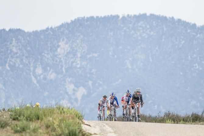 Taylor Wiles (Specialized-Lululemon) leads a small group