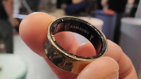 Samsung Galaxy Ring ihmisen käsissä