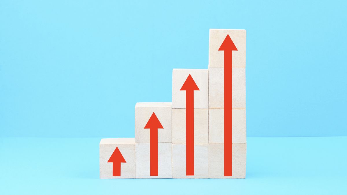 Four increasingly large blocks with red arrows to show rising inflation for small businesses