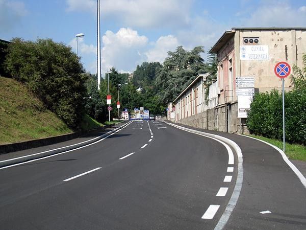 Still climbing... ahead is a right-hand turn onto Via Trentini.
