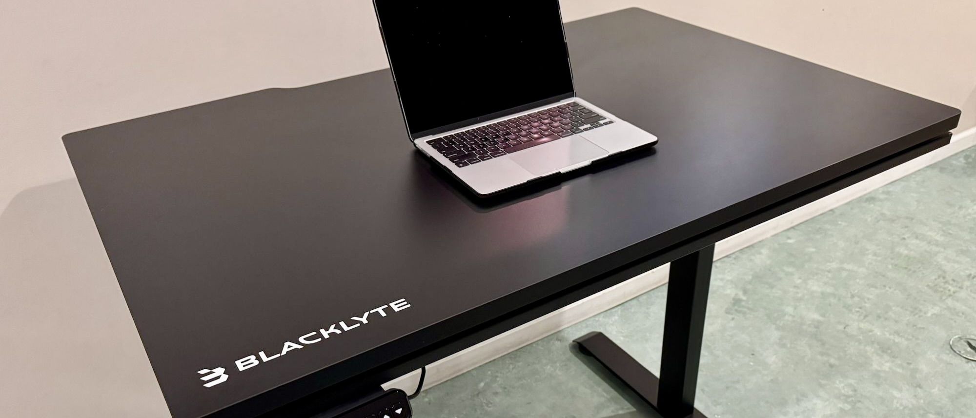 Ulasan meja berdiri Blacklyte Atlas Lite