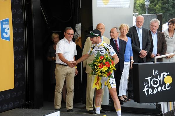 Bernard Hinault congratulates Mark Cavendish