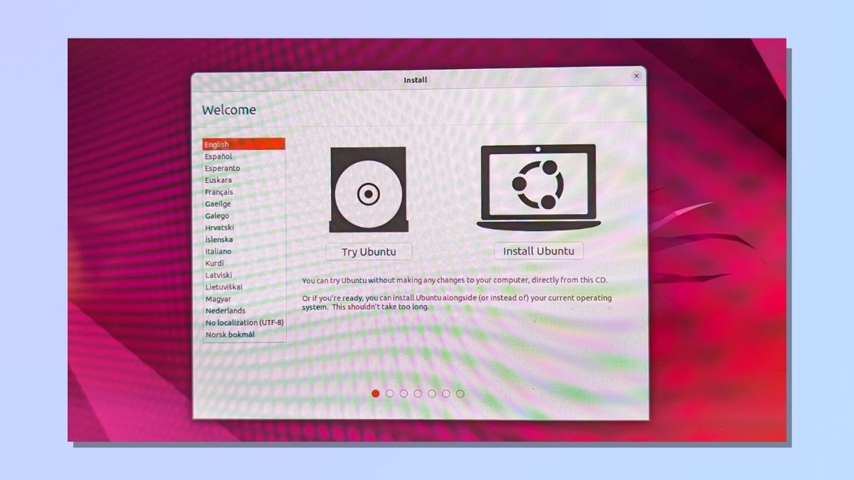 Снимок экрана, показывающий, как установить Linux через USB-накопитель. Запустите мастер установки Ubuntu.