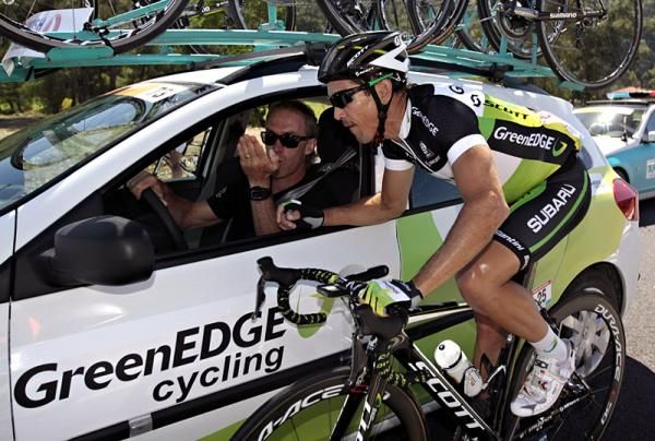 Robbie McEwen (GreenEdge) dropped back to the team car for a chat.