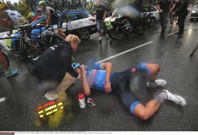 Jack Bauer (Garmin-Sharp) recieving medical attention