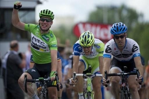 Mark Cavendish (HTC-Columbia) hits the line first
