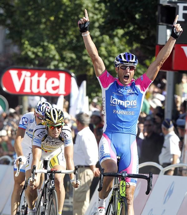 Alessandro Petacchi (Lampre-Farnese Vini) outsprinted Mark Renshaw (HTC - Columbia) to win the Tour's opening road stage.