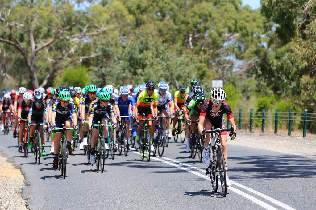 The peloton was watching any early moves