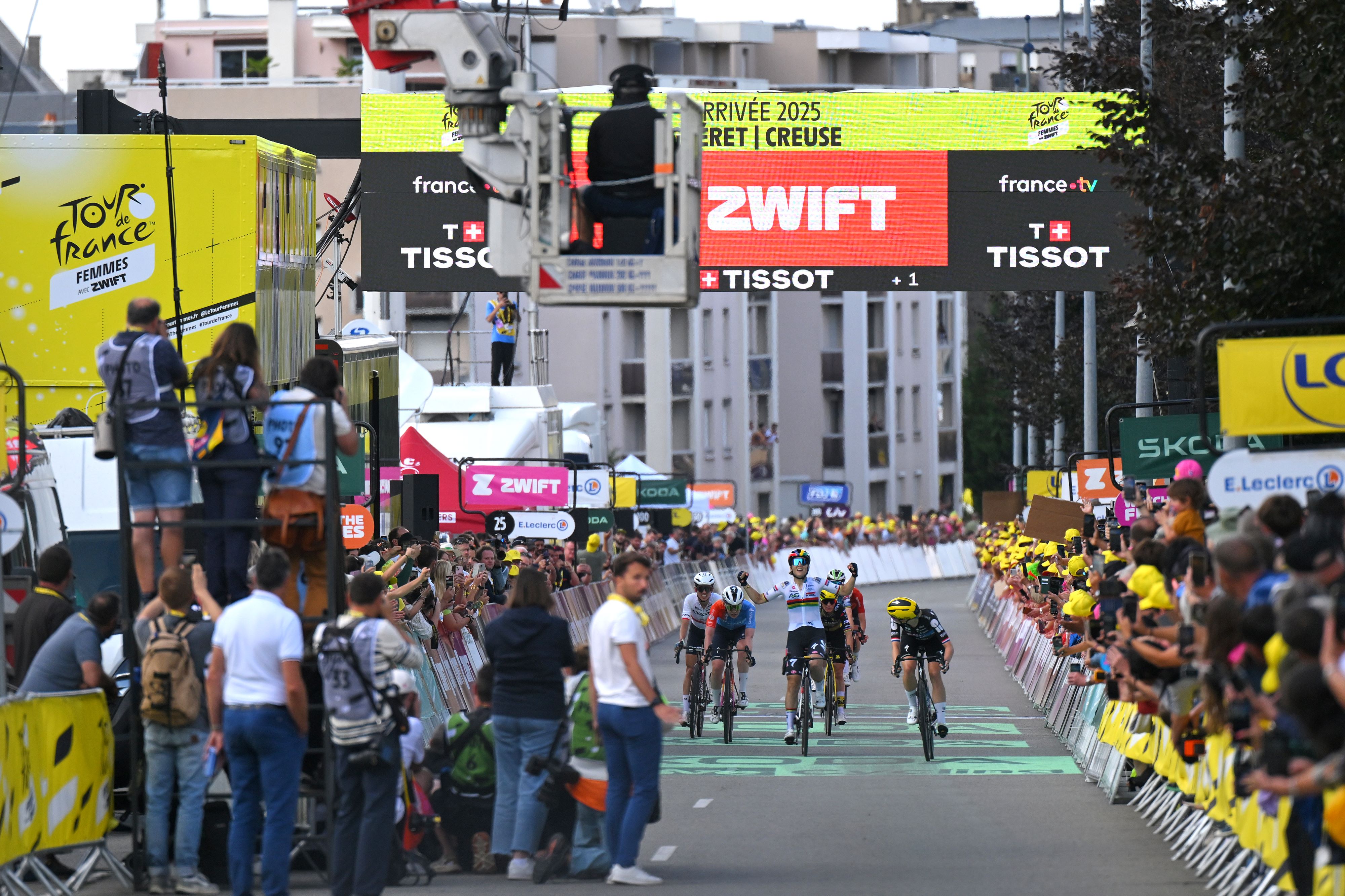 Kim Le Court wins stage 5 of the Tour de France Femmes 2025