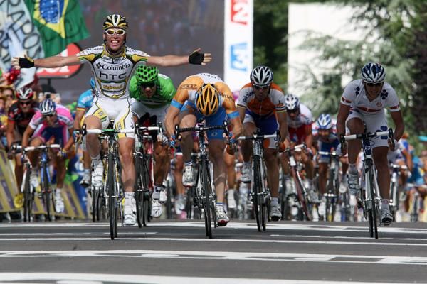 Mark Cavendish (Team Columbia-HTC) outsprints Tyler Farrar (Garmin-Slipstream) and Yauheni Hutarovich (Fran&ccedil;aise des Jeux) to win stage 11.