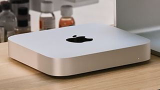 Le Mac mini 2023 sur un bureau à côté d&#039;un moniteur